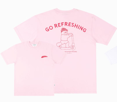 Ambler Pink Bear on a Scooter T-Shirt （Size L）